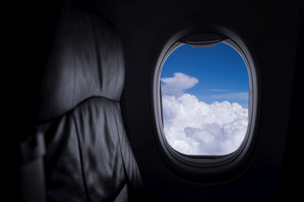 窗口视图从乘客座位<strong>商业</strong>飞机与蓝色的天空概念旅行和空气运输旅行和运输概念