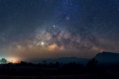 全景景观乳白色的道路星系与星星和空间灰尘的宇宙在山长曝光乳白色的道路在山