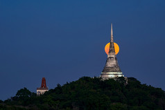 完整的月亮与宝塔的山的《暮光之城》时间那空基里历史公园佛丕府泰国完整的月亮