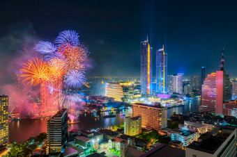 景观曼谷城市与烟花快乐新一年倒计时的潮phraya河泰国曼谷城市快乐新一年