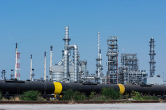 管道烟囱石油炼油厂与的天空背景管道烟囱石油炼油厂