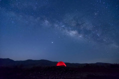 红色的帐篷储层下乳白色的道路星系与星星和空间灰尘的宇宙长速度曝光与噪音跟踪汤帕特美卫生部lampang泰国乳白色的道路