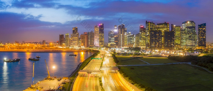 全景空中视图新加坡忙路和城市背景在冲小时与运动模糊车辆车新加坡城市高速公路新加坡城市高速公路