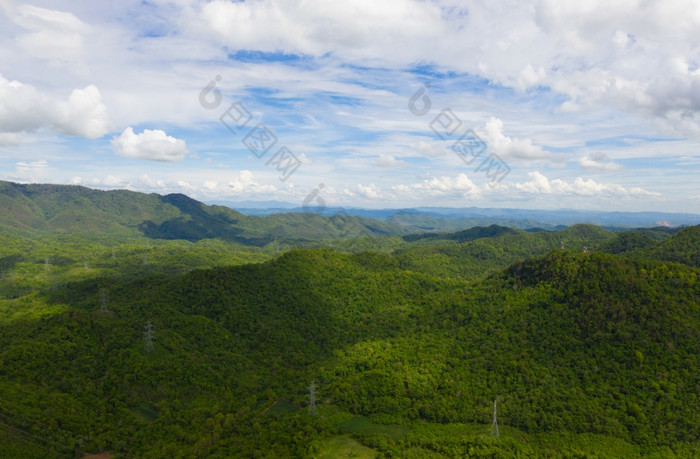 空中视图无人驾驶的空中车辆无人机无人机在美丽的风景绿色山和清晰的天空美丽的风景绿色山和清晰的天空