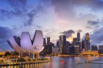 新加坡2月莲花体系结构位于周围玛丽娜湾玛丽娜湾湾位于的中央区域新加坡与城市建筑是背景2月新加坡旅行假期新加坡