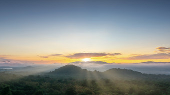 空<strong>中</strong>视图的早....<strong>风景</strong>组成山云和雾和美丽的太阳附近的美卫生部权力植物lampang省泰国空<strong>中</strong>视图全景视图的早....<strong>风景</strong>