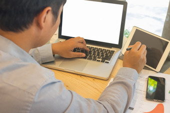 亚洲商人使用移动PC电脑和小工具咖啡馆他们输入信息成笔记本电脑为网络搜索浏览软焦点图片商人使用移动PC电脑