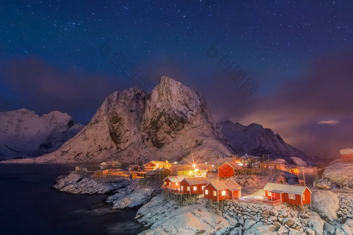 美丽的视图晚上风景优美的钓鱼小屋的哈姆诺伊和利兰兹廷登山峰罗弗敦群岛岛屿群岛冬天风景美丽的山景观冬天纯洁挪威斯堪的那维亚冬天挪威