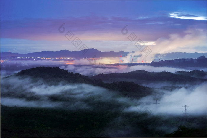 美丽的空中视图景观的《暮光之城》时间与雾和背景美卫生部煤炭权力植物lampang泰国的工业白色蒸汽从冷却塔管道概念环境美卫生部煤炭权力植物