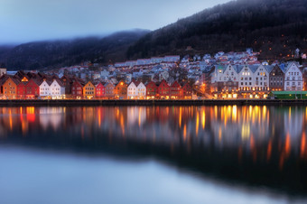 卑尔根反射著名的街与木彩色的房子卑尔根《暮光之城》挪威彩色的房子卑尔根