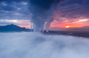 空中视图煤炭权力植物站的早....雾的早....太阳上升煤炭权力植物和环境概念煤炭和蒸汽美卫生部lampang泰国煤炭权力植物和雾