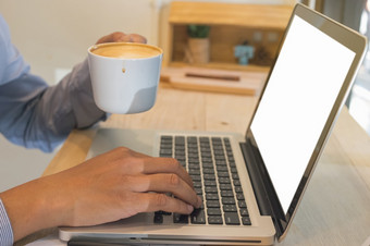亚洲商人使用移动PC电脑和小工具咖啡馆他们输入信息成笔记本电脑为网络搜索浏览软焦点图片商人使用移动PC电脑
