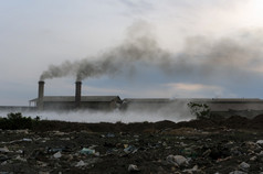 工业浪费和空气污染与黑色的烟从烟囱工业浪费