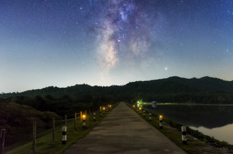 路成的山淮河王储层晚上的布满星星的天空的网关的梦想美丽的乳白色的道路星系与星星和空间灰尘暴露长速度成的梦想与乳白色的道路星系