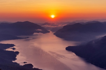 美丽的空中视图日出在的山范围的北泰国美热带雨林景观与雾早....山克鲁特登銮美平国家公园空中视图日出在的山