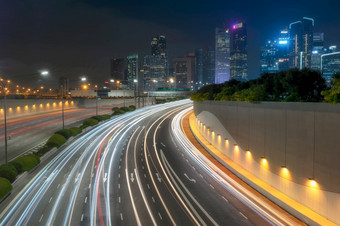 新加坡忙路和城市背景在冲小时与运动模糊车辆车新加坡城市高速公路新加坡城市高速公路