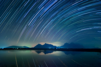 全景美丽的明星小径和空间灰尘的宇宙长速度曝光在湖和山考县山 姆ROI<strong>哎呀</strong>国家公园巴蜀府基里汗省泰国明星小径考县山 姆ROI<strong>哎呀</strong>国家公园