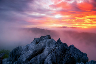 空中视图美丽的岩石早....风景金光日出和的雾流高山想知道雾庞puay美卫生部lampang泰国岩石早....风景与雾庞puay