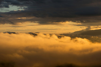 空中视图美丽的早....风景金光日出和的雾流高山想知道雾雾森林