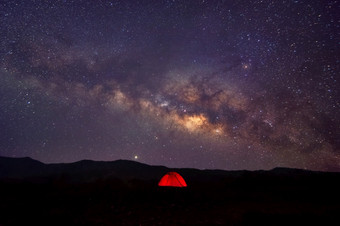 红色的帐篷储层下乳白色的道路星系与星星和空间灰尘的宇宙长速度曝光与噪音跟踪汤帕特美卫生部lampang泰国乳白色的道路