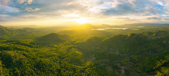 空中视图美丽的全景景观日落在峰山与<strong>温暖</strong>的光美卫生部lampang泰国山与<strong>温暖</strong>的光