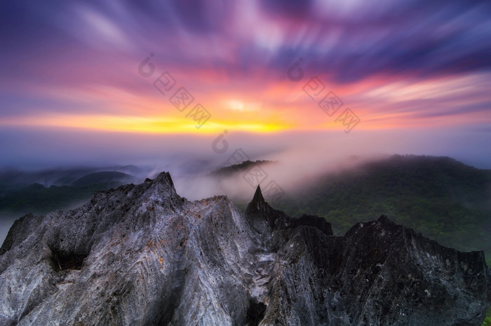 空中视图美丽的岩石早....风景金光日出和的雾流高山想知道雾庞puay美卫生部lampang泰国长曝光金光日出
