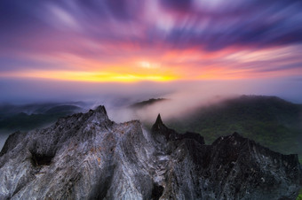 空中视图美丽的岩石早....风景金光日出和的雾流高山想知道雾庞puay美卫生部lampang泰国长曝光金光日出