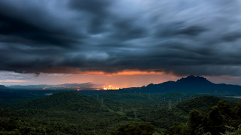 雷暴在的煤炭权力植物站和森林美卫生部lampang泰国大云黑色的移动<strong>风暴</strong>雷暴