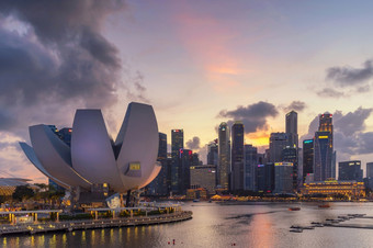 新加坡2月莲花体系结构位于周围玛丽<strong>娜</strong>湾玛丽<strong>娜</strong>湾湾位于的中央区域新加坡与城市建筑是背景2月新加坡旅行假期新加坡