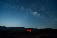 橙色帐篷储层下乳白色的道路星系与星星和空间灰尘的宇宙长速度曝光与噪音跟踪汤帕特美卫生部lampang泰国乳白色的道路