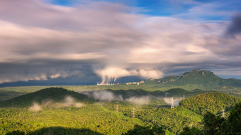美丽的海雾的山高电压波兰和蒸汽从的煤炭权力植物的早....日出美卫生部lampang泰国能源和环境概念海雾和煤炭权力植物