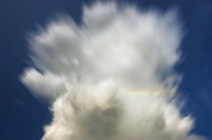 长曝光云与彩虹清晰的天空长曝光云