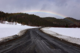 美丽的路成山视图与彩虹风景优美的罗弗敦群岛岛屿群岛冬天风景美丽的山景观冬天挪威斯堪的那维亚冬天挪威