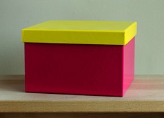 空白色彩斑斓的纸盒子木表格