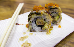 特写镜头大马哈鱼寿司卷日本食物