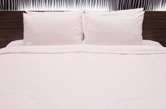白色枕头的床上