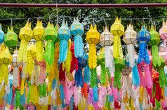色彩斑斓的挂灯笼照明阿来水灯节日北部泰国