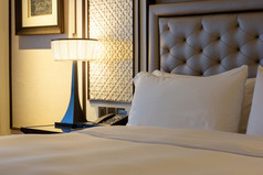 奢侈品现代卧室室内与枕头和表格灯