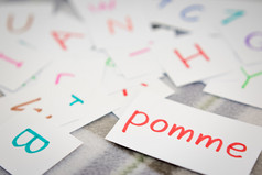 法国学习的新词与的字母卡片翻译苹果