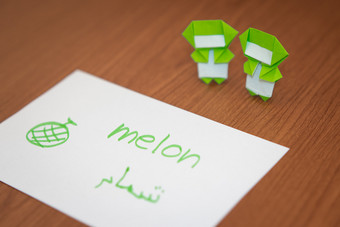 阿拉伯语学习新语言与水果的名字闪光卡片