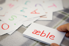 丹麦学习的新词与的字母卡片写作苹果