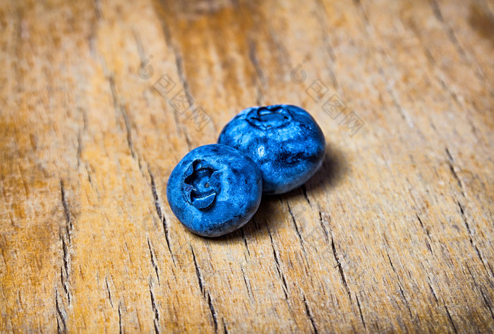 新鲜的蓝莓木乡村木表格越桔木背景蓝莓抗氧化剂概念为健康的吃和营养