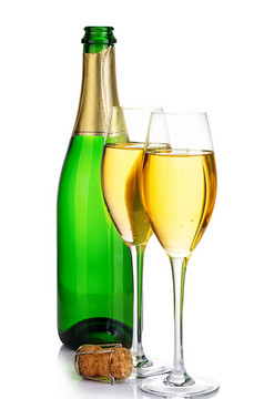 两个优雅的香槟眼镜的背景绿色瓶特写镜头孤立的白色节日仍然生活