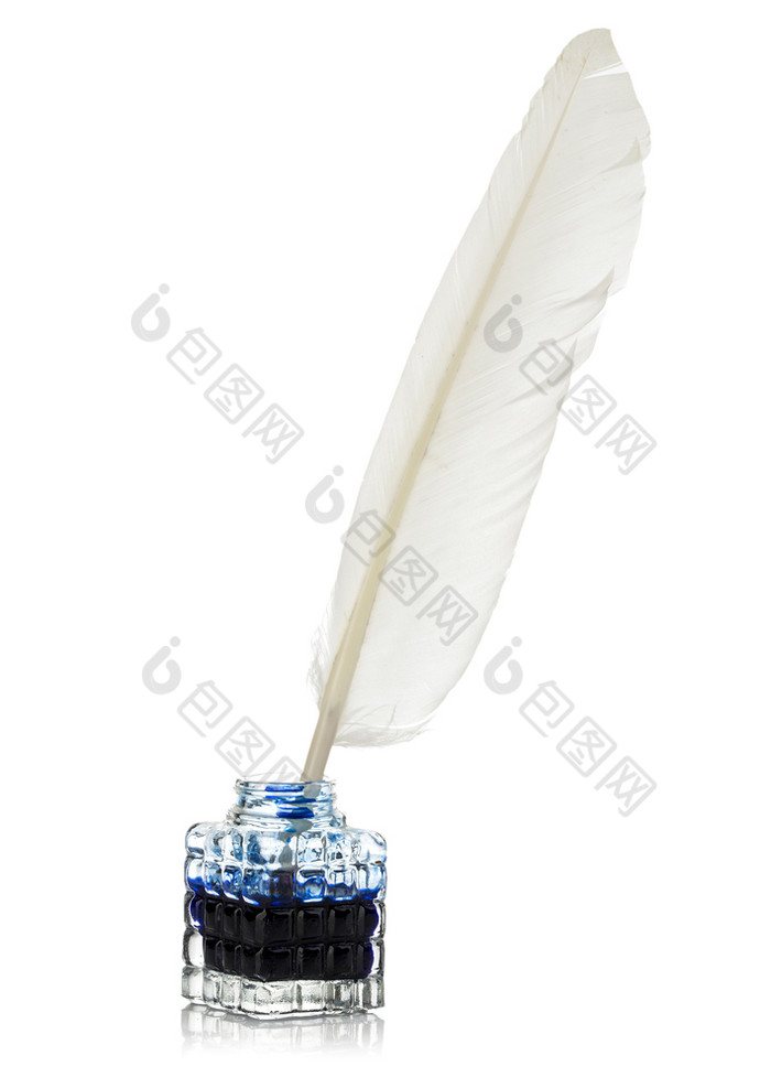 白色羽毛羽毛笔和玻璃墨水池孤立的白色背景复古的风格