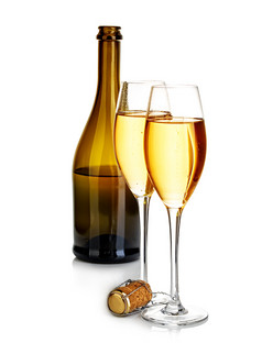 两个优雅的眼镜香槟的背景棕色（的）瓶特写镜头孤立的白色节日仍然生活