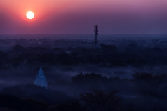 日出在寺庙有雾的而且多雾的蒲甘缅甸日出在寺庙有雾的而且多雾的蒲甘缅甸缅甸