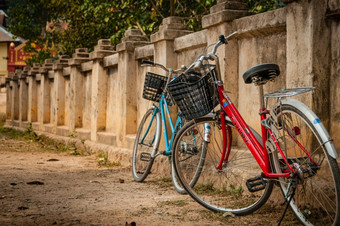 红色的而且蓝色的自行车站墙亚洲红色的而且蓝色的自行车站墙亚洲缅甸缅甸
