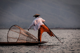 吸入湖渔夫<strong>划船</strong>与脚吸入湖渔夫<strong>划船</strong>与脚缅甸缅甸