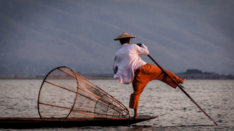 吸入湖渔夫划船与脚吸入湖渔夫划船与脚缅甸缅甸
