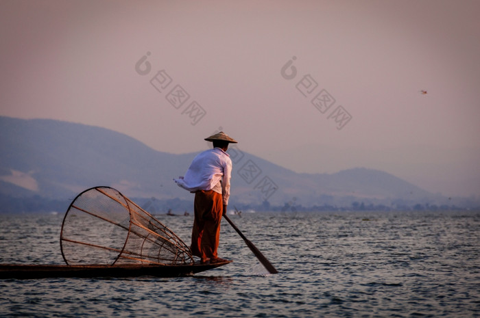 吸入湖渔夫划船与脚吸入湖渔夫划船与脚缅甸缅甸